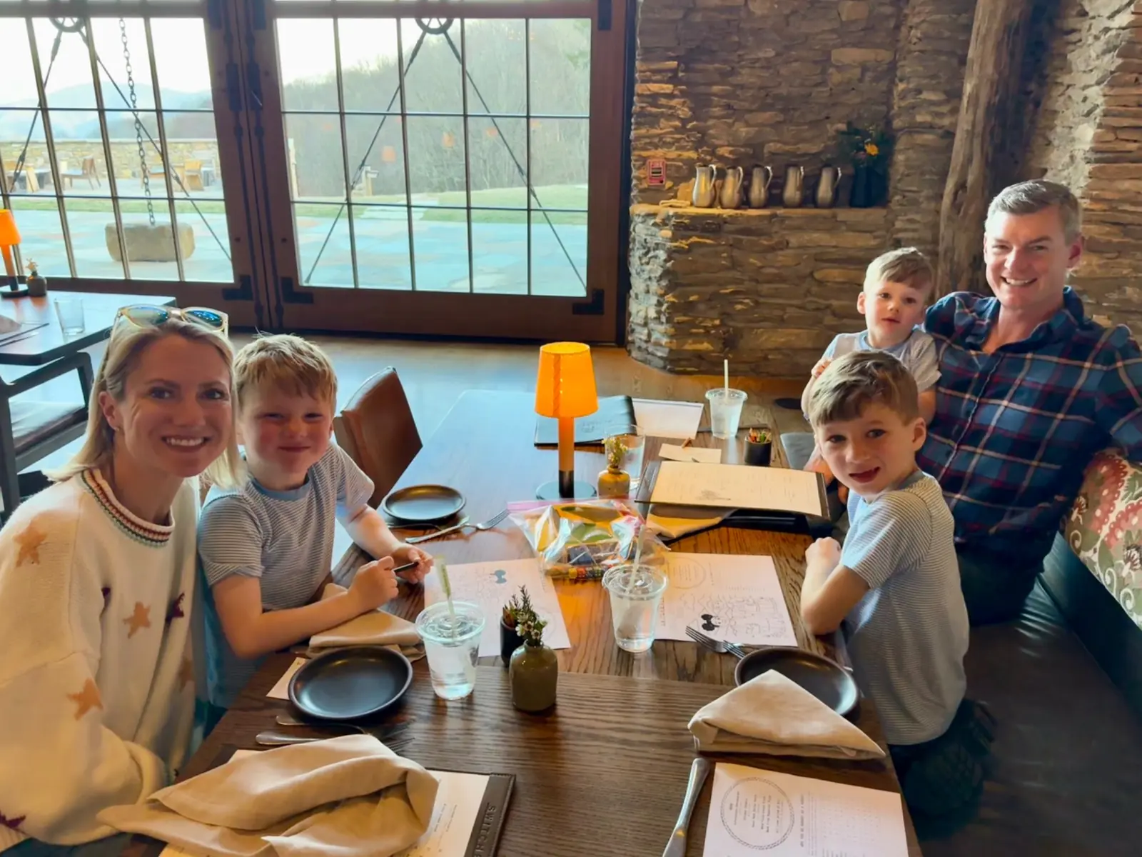 Leo's whole family at dinner